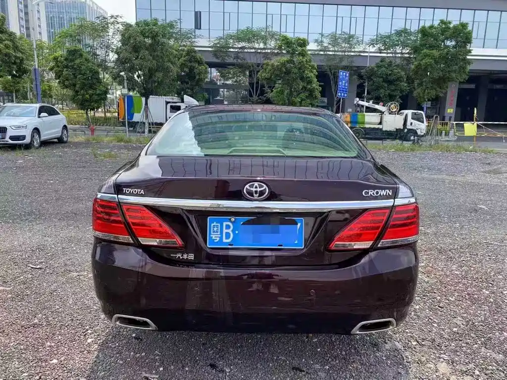 Toyota Crown — миниатюра 4