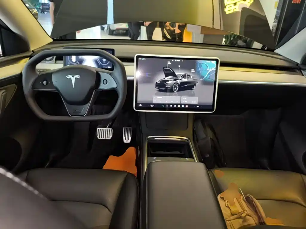 Tesla Model Y — миниатюра 10