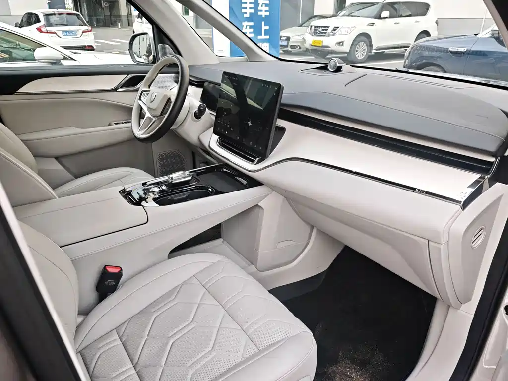 Volvo EM90 — миниатюра 7