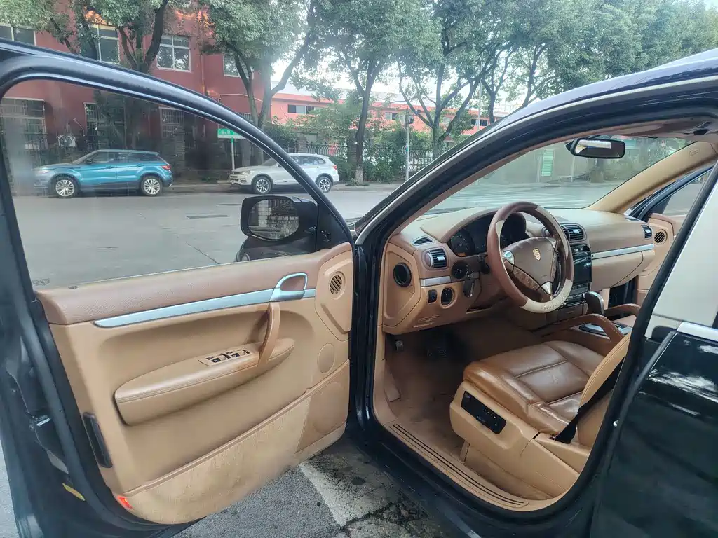 Porsche Cayenne — миниатюра 8