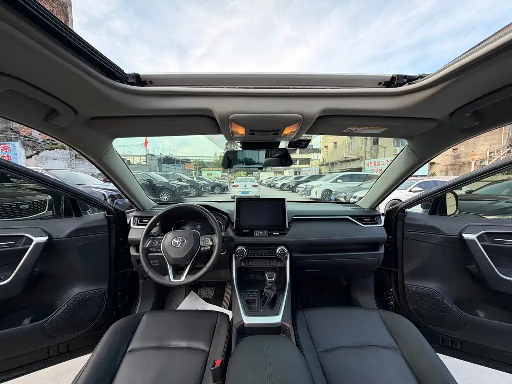 Toyota RAV4 — миниатюра 10