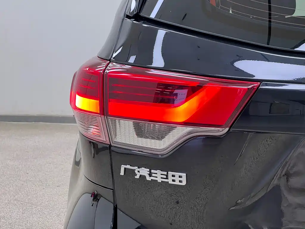 Toyota Highlander 2021 2.0T Luxury 7 мест