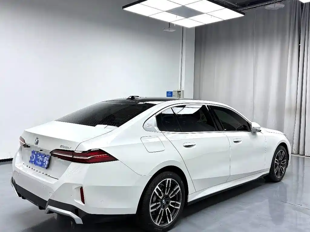 BMW 5 Series — миниатюра 9