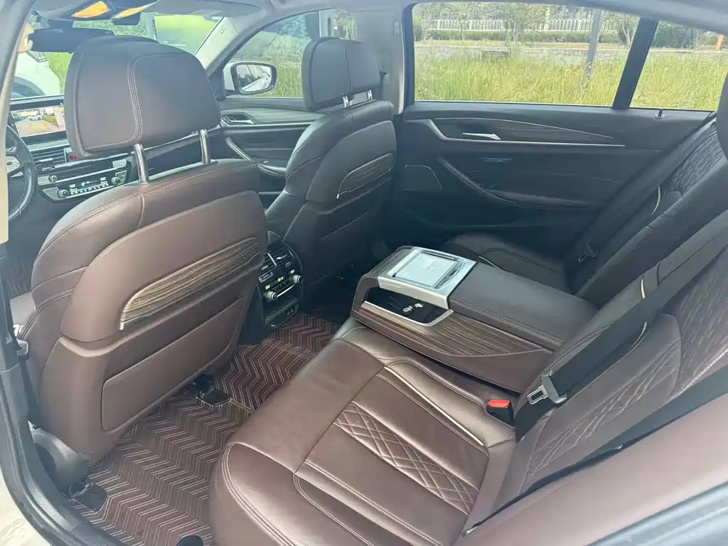 BMW 5 Series — миниатюра 6