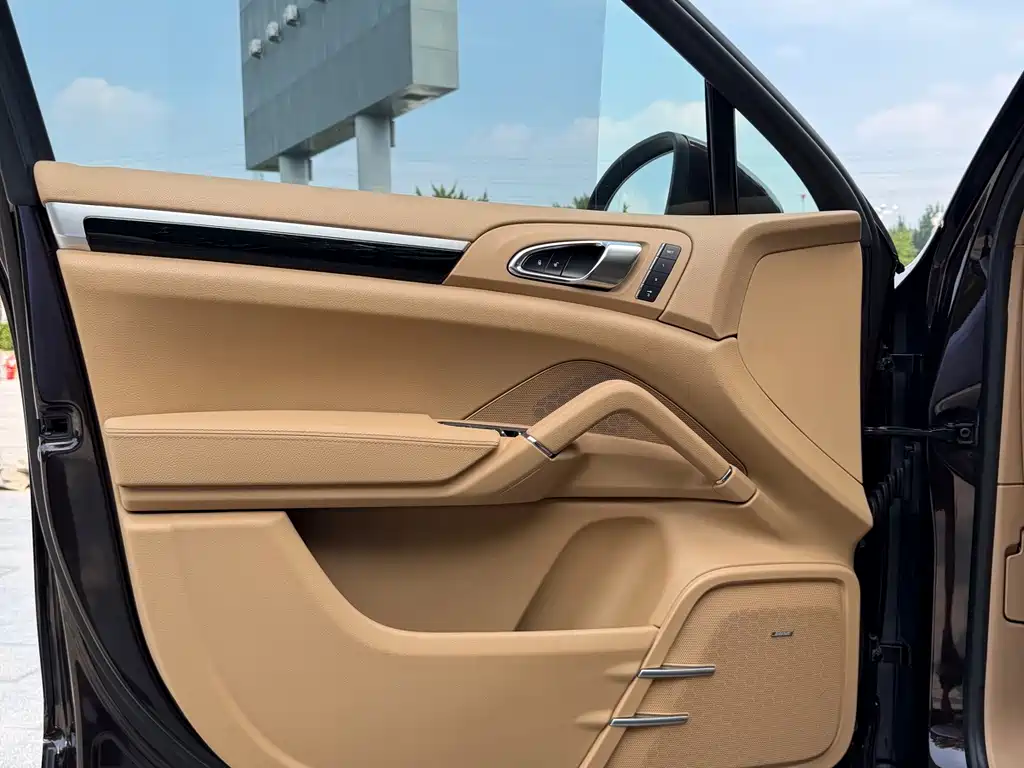 Porsche Cayenne — миниатюра 12