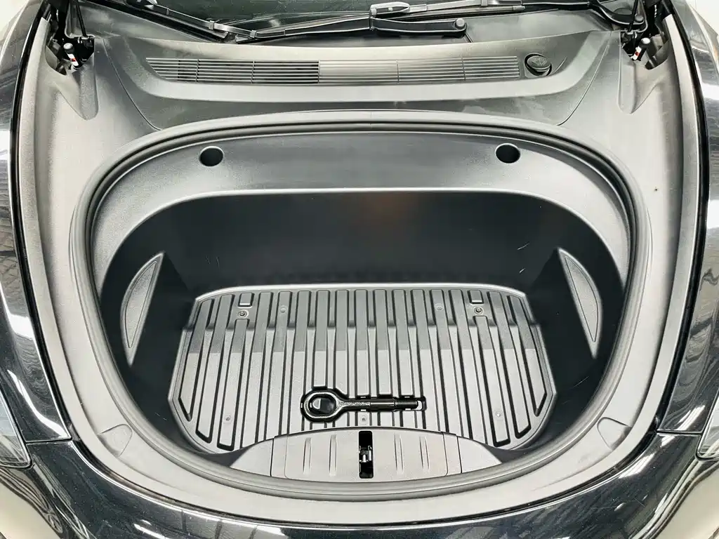 Tesla Model 3 — миниатюра 27