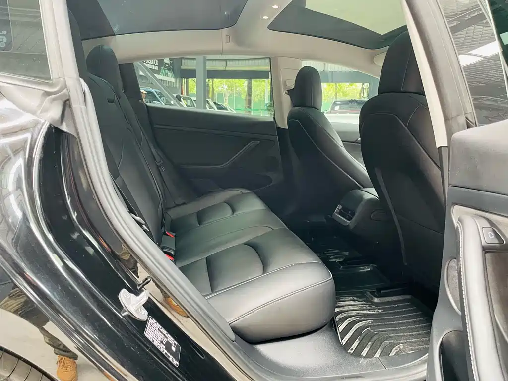 Tesla Model 3 — миниатюра 18