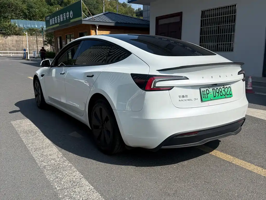 Tesla Model 3 — миниатюра 4