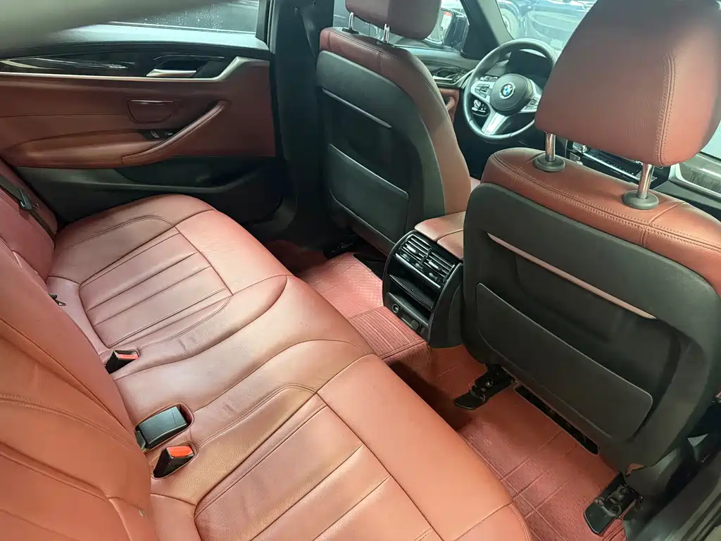 BMW 5 Series — миниатюра 12