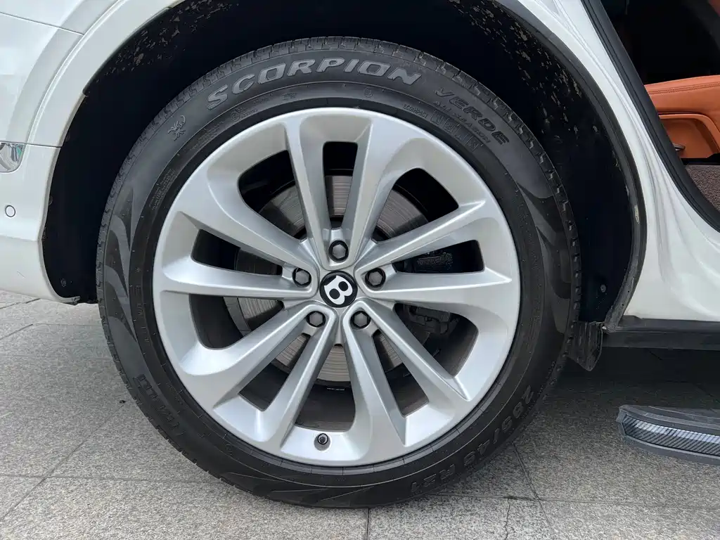 Bentley Bentayga — миниатюра 18