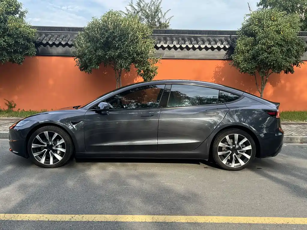 Tesla Model 3 — миниатюра 4