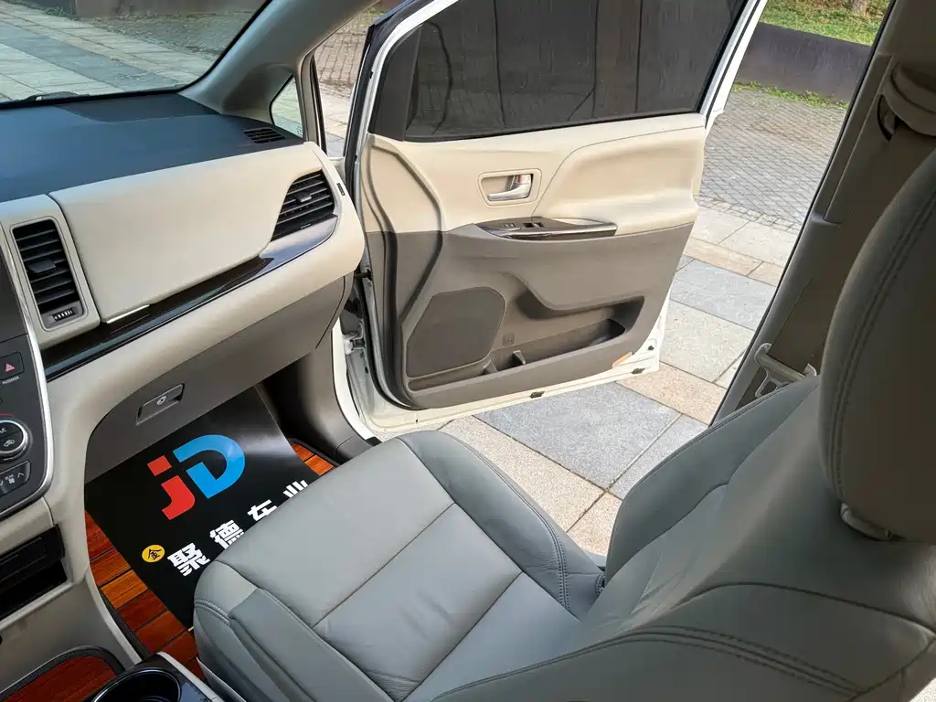 Toyota Sienna — миниатюра 19