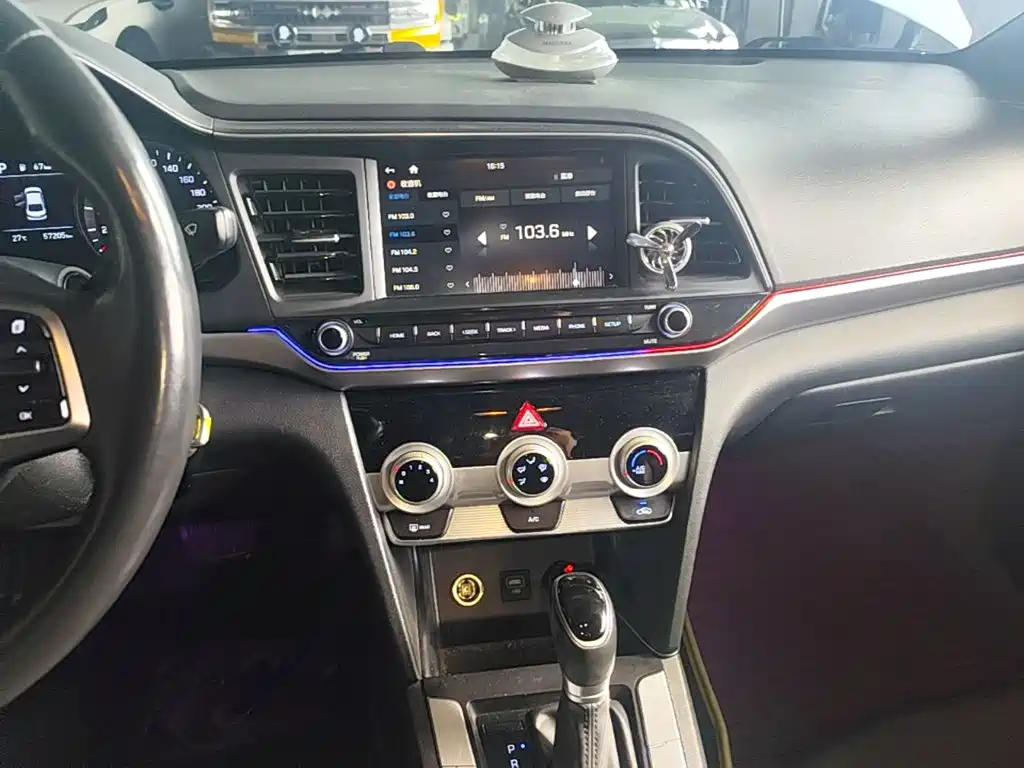 Hyundai Elantra — миниатюра 13