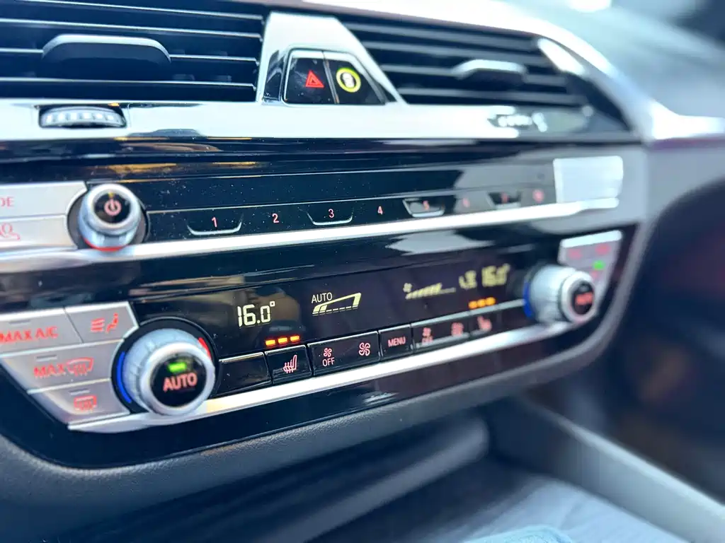 BMW 5 Series New Energy — миниатюра 7