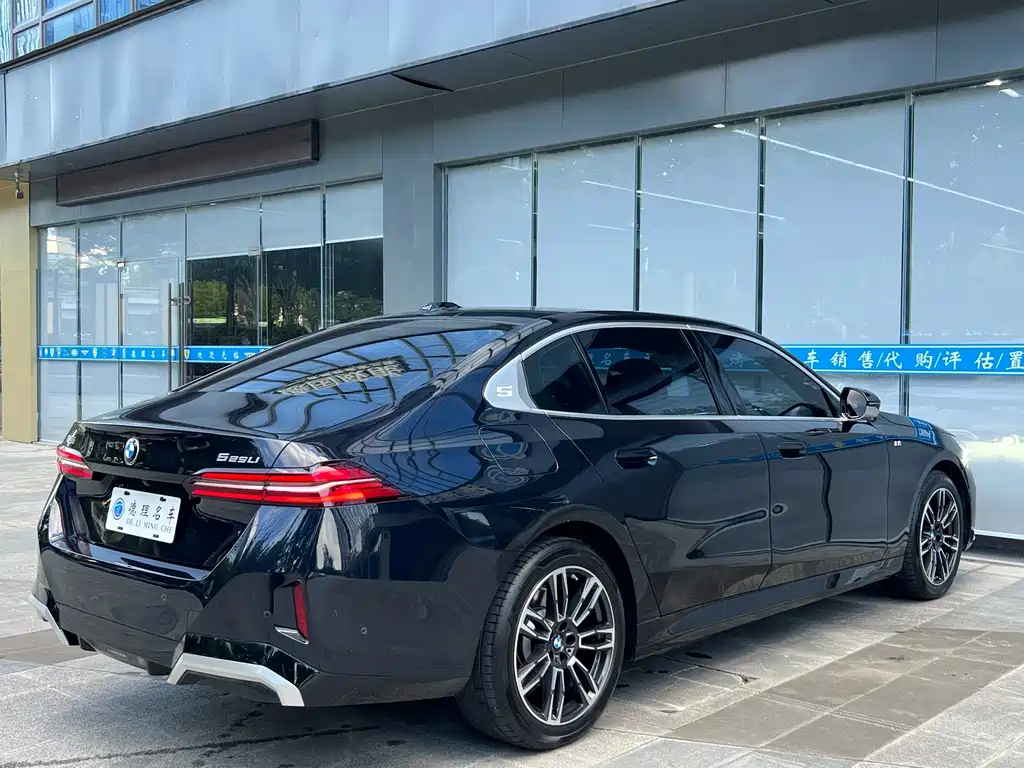 BMW 5 Series — миниатюра 14