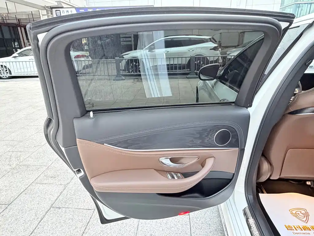 Mercedes-Benz E-Class — миниатюра 8