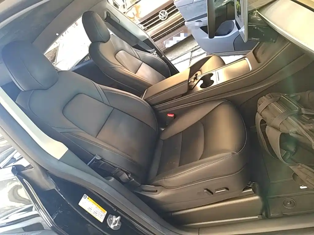 Tesla Model Y — миниатюра 25
