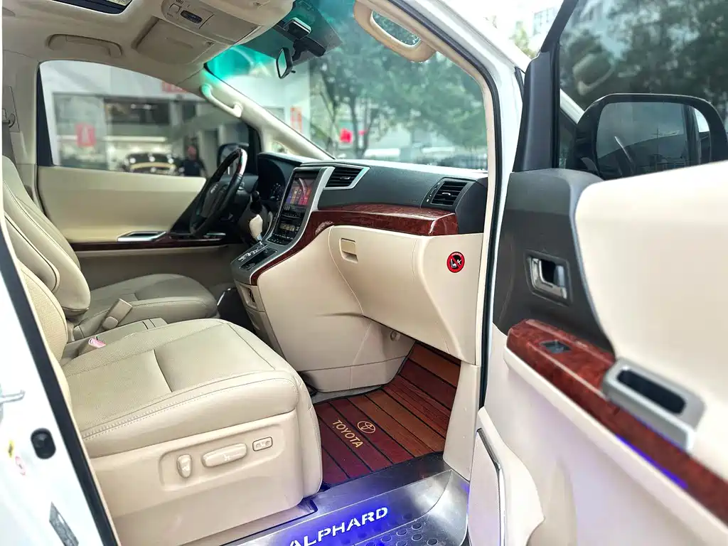 Toyota Alphard — миниатюра 12