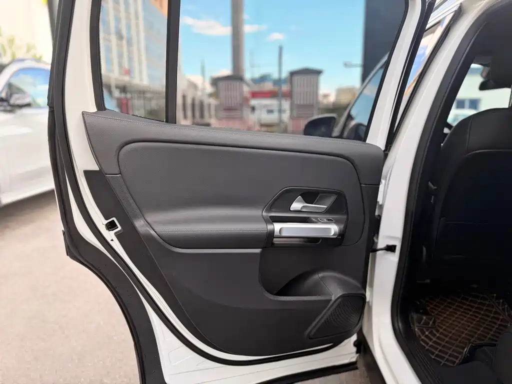 Mercedes-Benz GLB — миниатюра 16