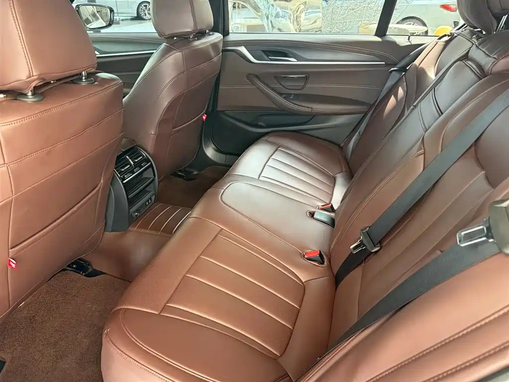BMW 5 Series — миниатюра 11