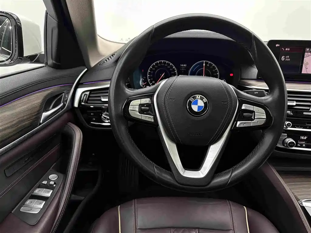 BMW 5 Series New Energy — миниатюра 10