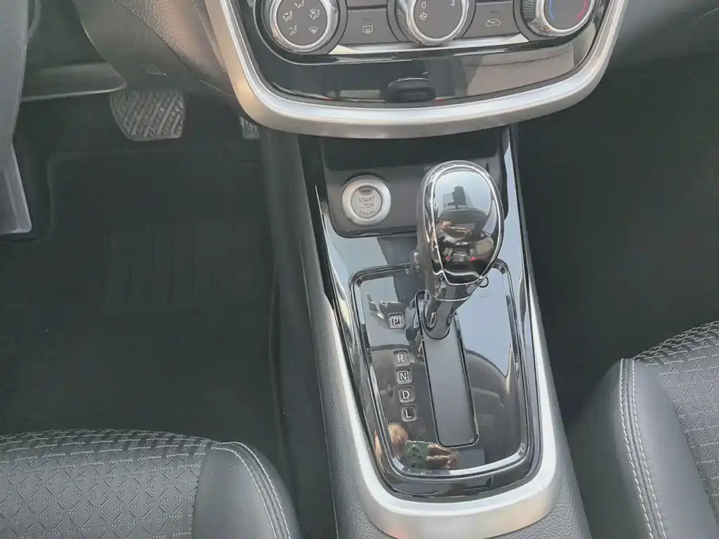 Nissan Tiida — миниатюра 13