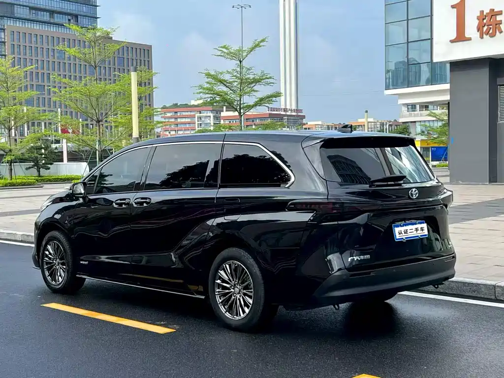 Toyota Sienna — миниатюра 3