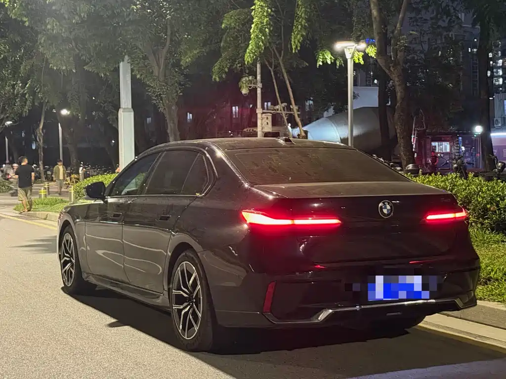 BMW 7 Series — миниатюра 3