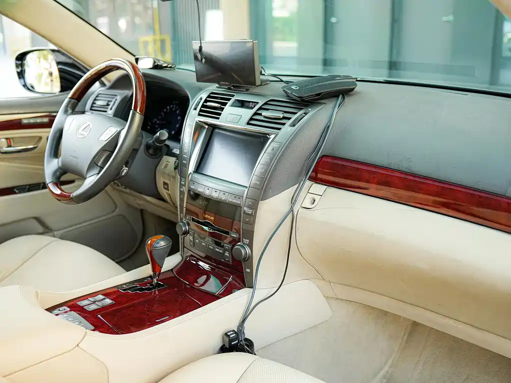 Lexus LS — миниатюра 9