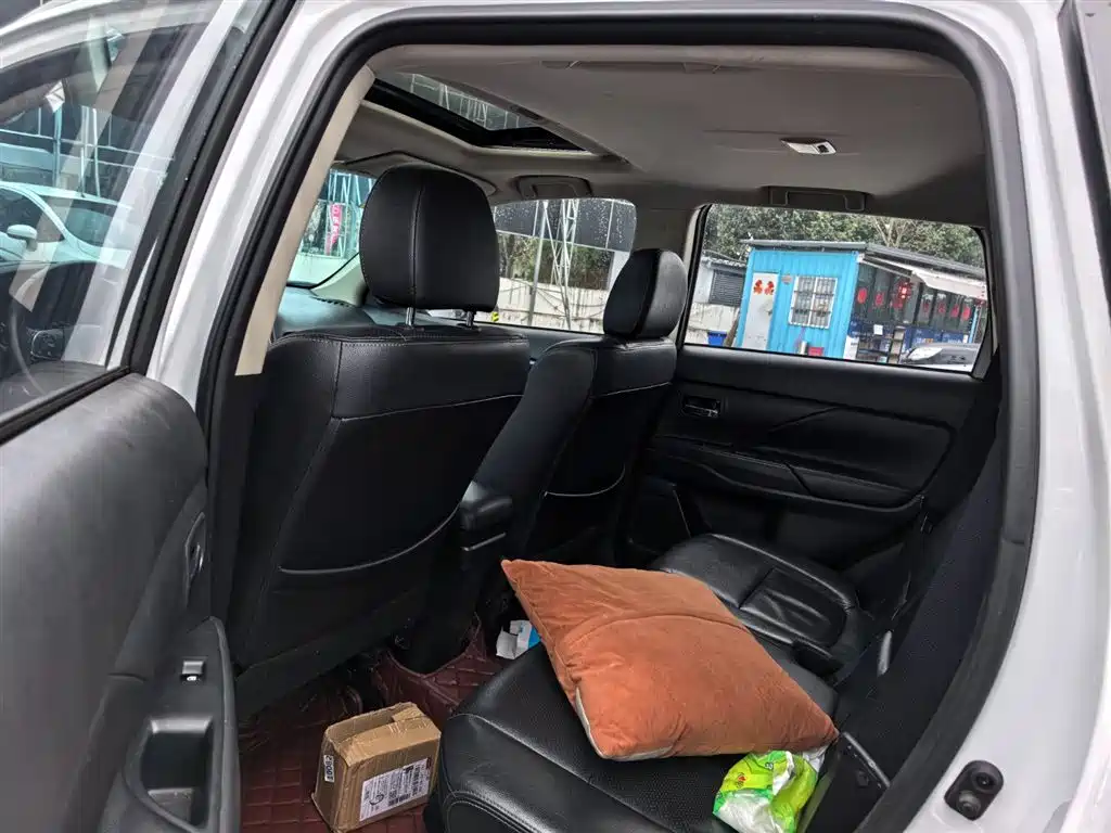 MITSUBISHI OUTLANDER