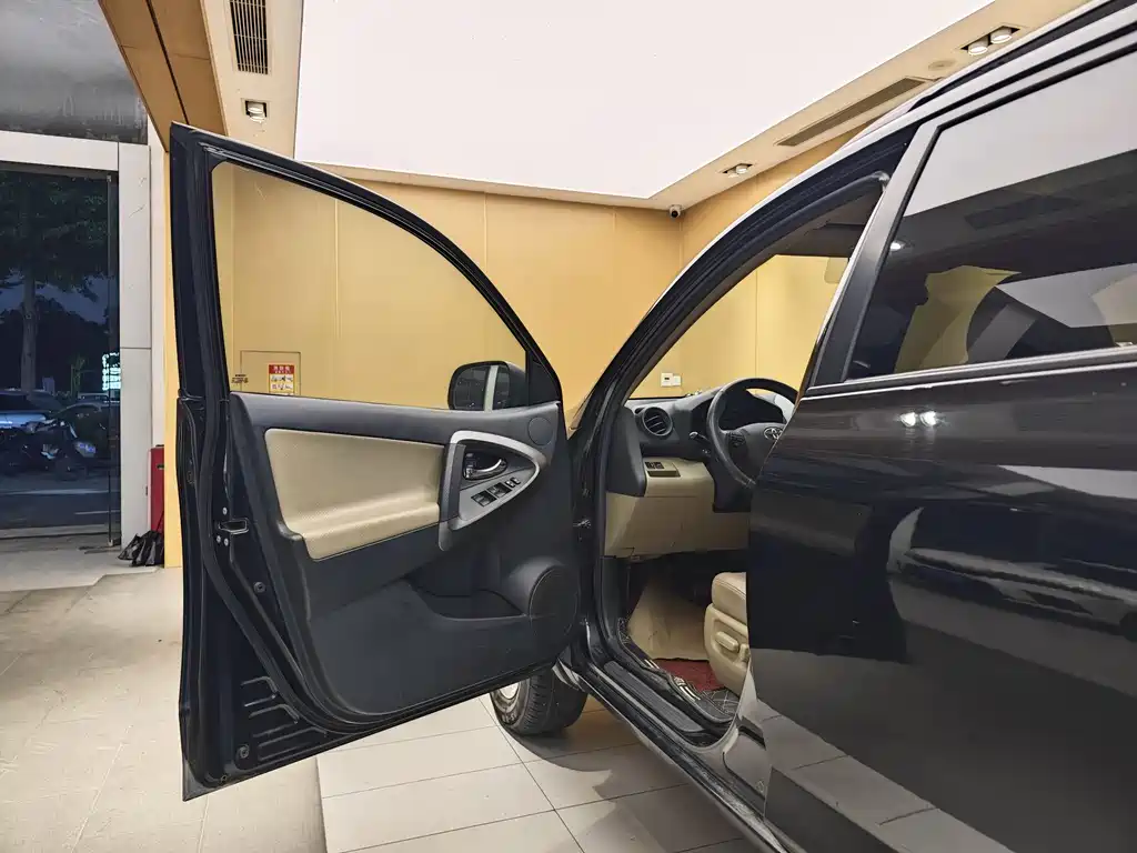 Toyota RAV4 2011 2.4L AT Luxury