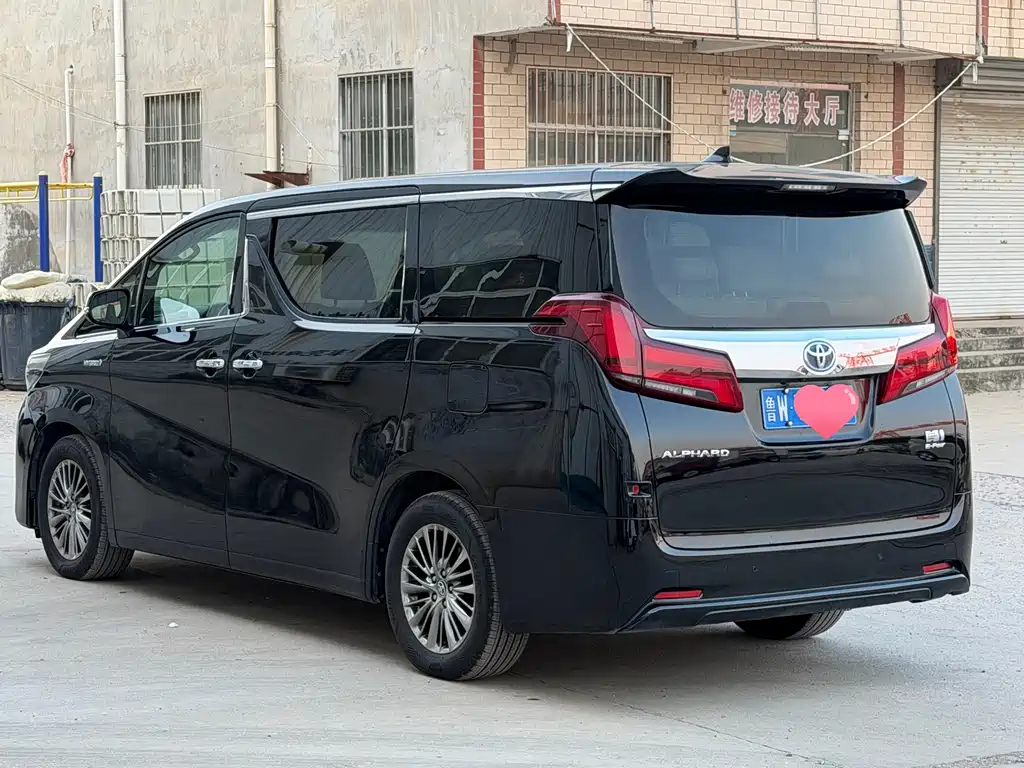 Toyota Alphard — миниатюра 9