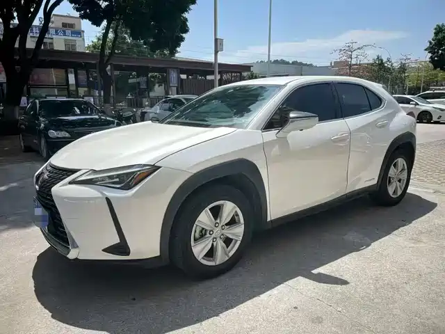 LEXUS UX 2020