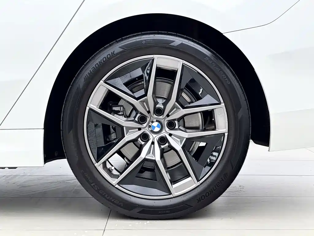 BMW 5 Series — миниатюра 12