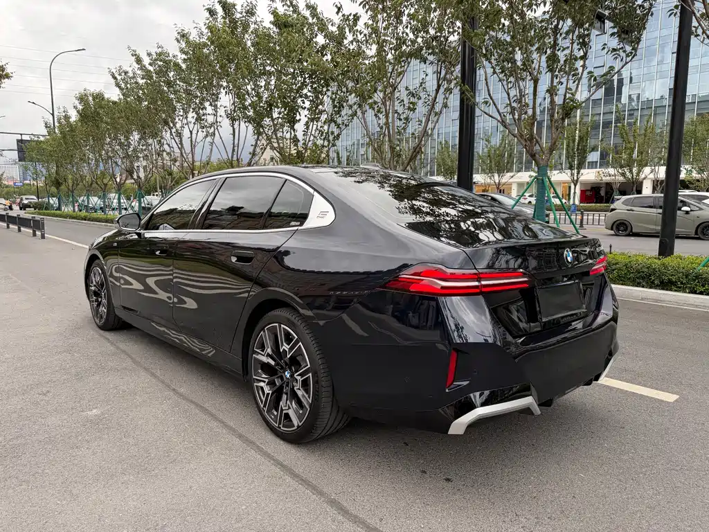BMW 5 Series — миниатюра 6