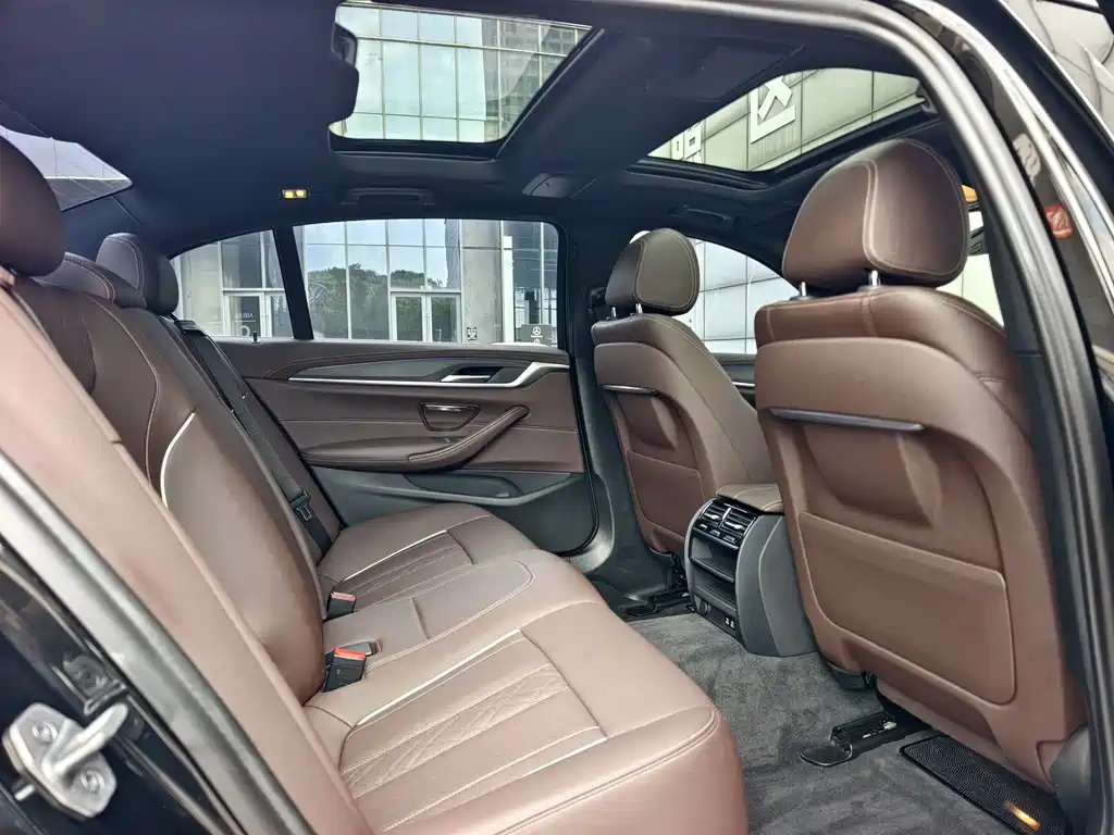 BMW 5 Series — миниатюра 12