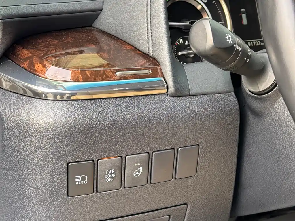 Toyota Alphard — миниатюра 14