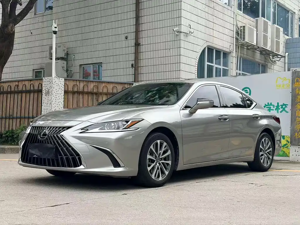 Lexus ES 2023