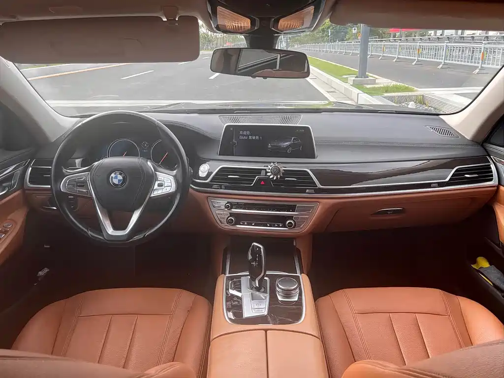 BMW 7 Series — миниатюра 6