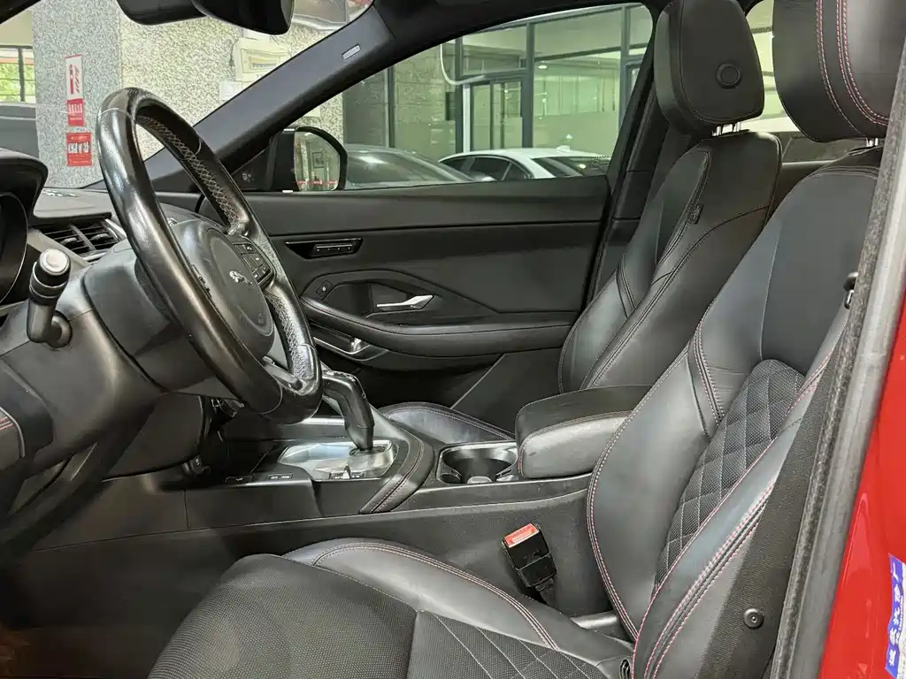 Jaguar E-PACE — миниатюра 4