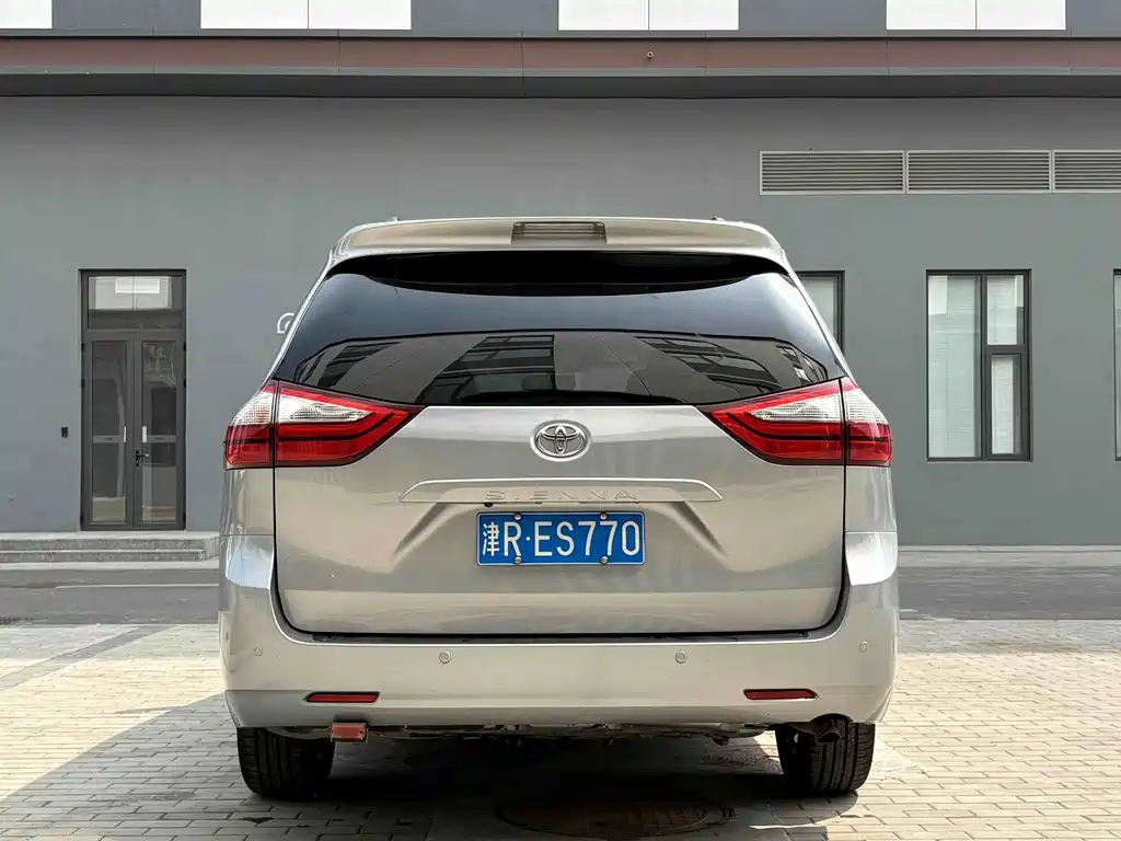 Toyota Sienna — миниатюра 9