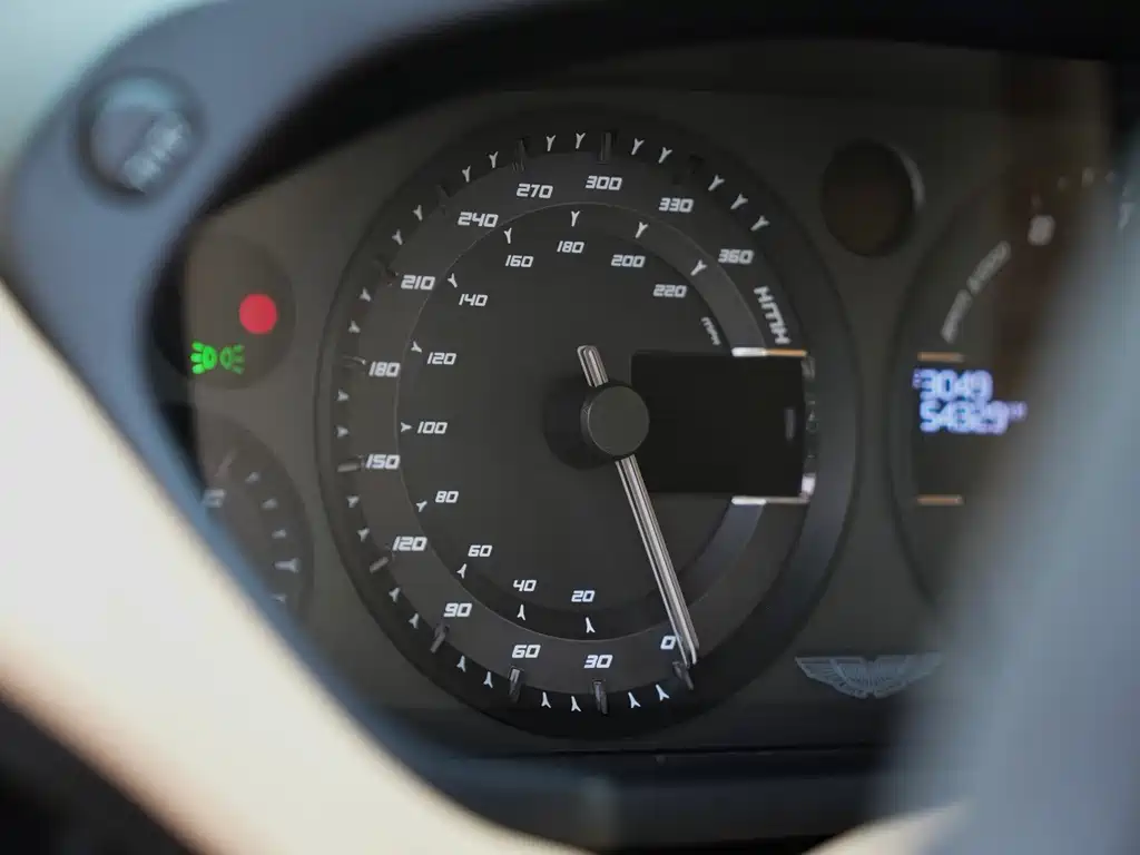 Aston Martin Vanquish — миниатюра 9