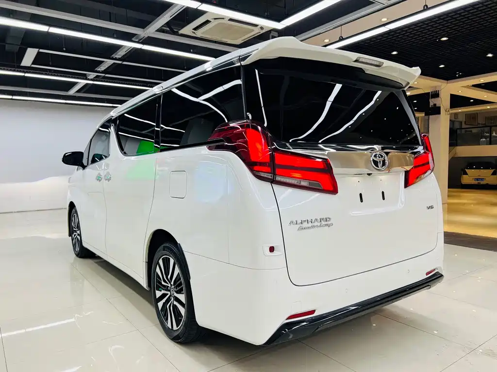 Toyota Alphard — миниатюра 19