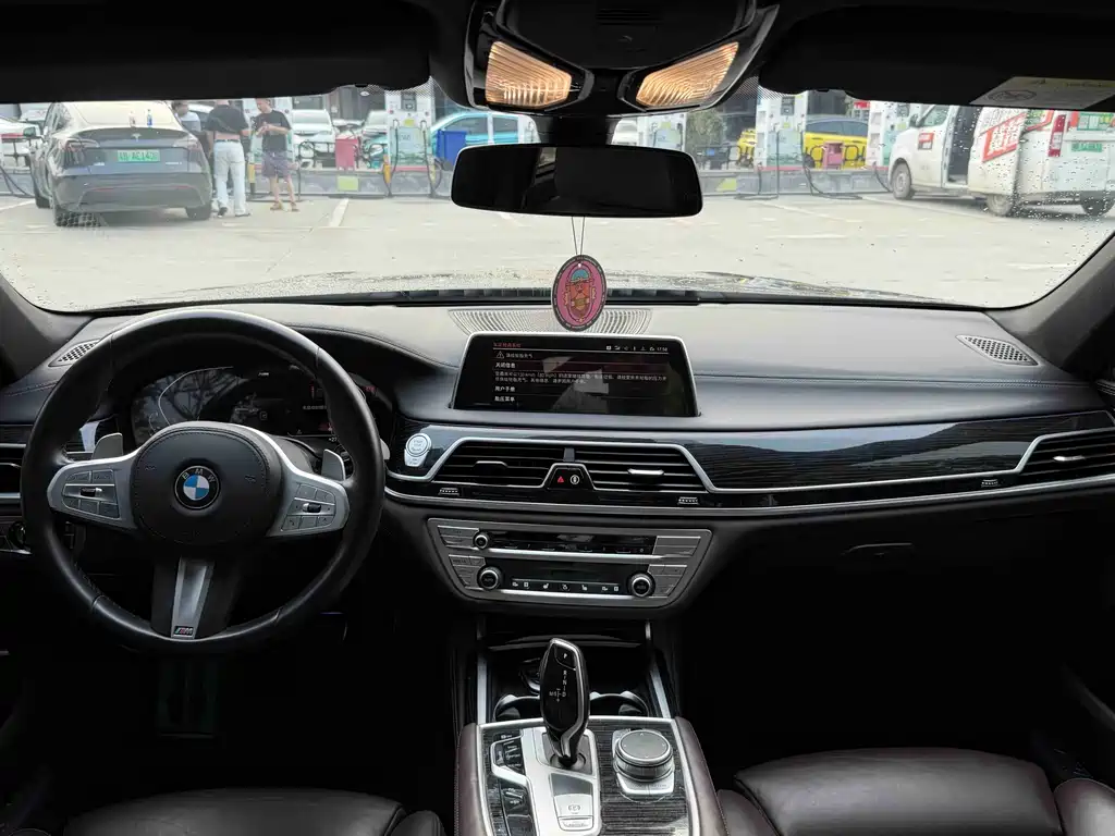 BMW 7 Series — миниатюра 6