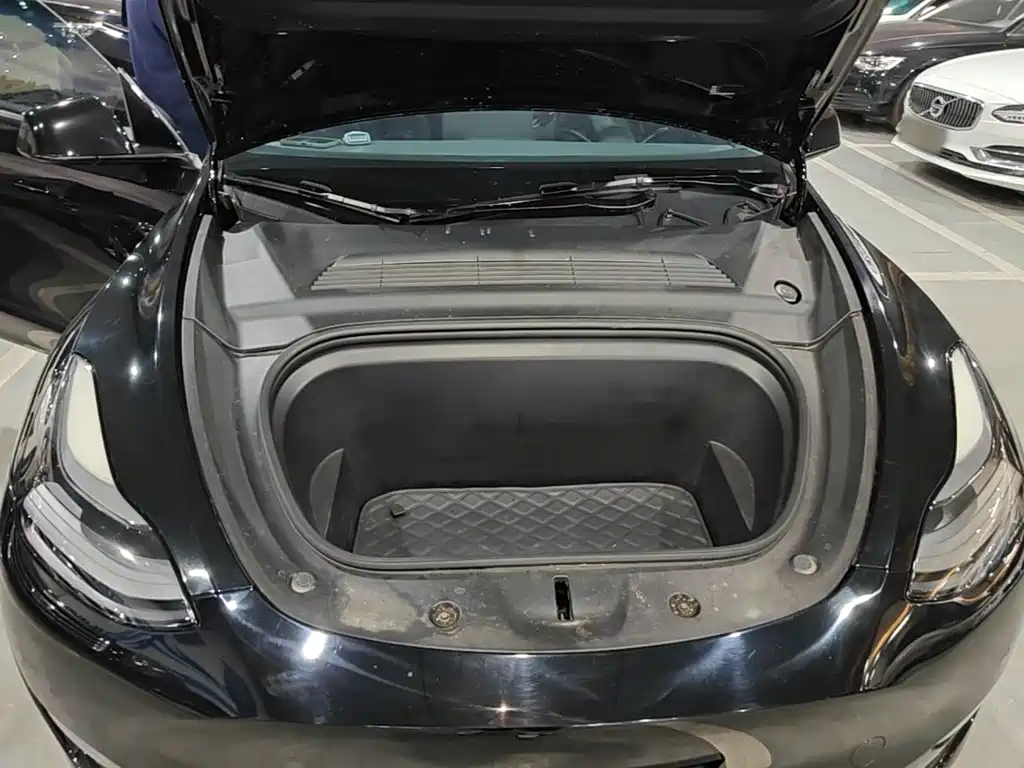 Tesla Model Y — миниатюра 20