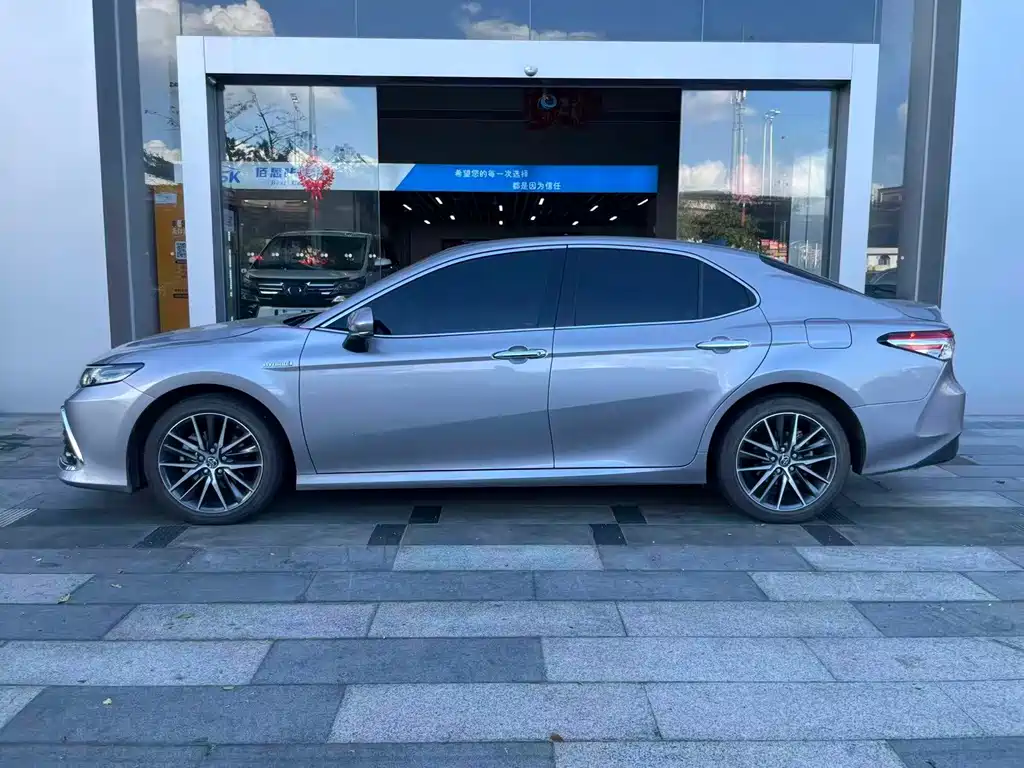Toyota Camry — миниатюра 3