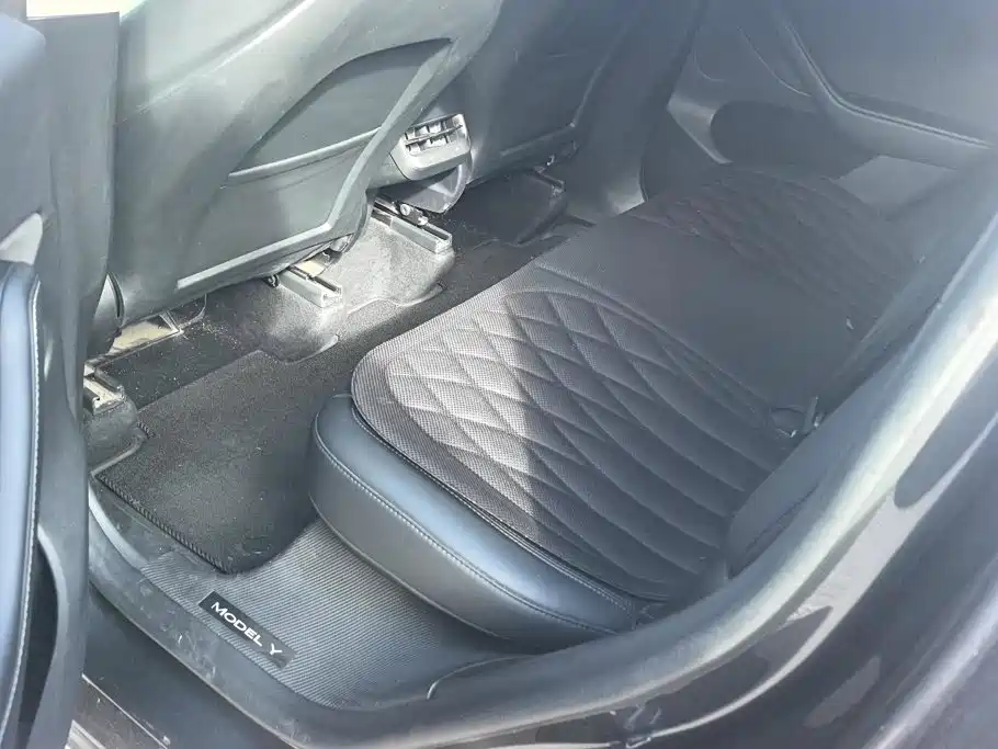 Tesla Model Y — миниатюра 11
