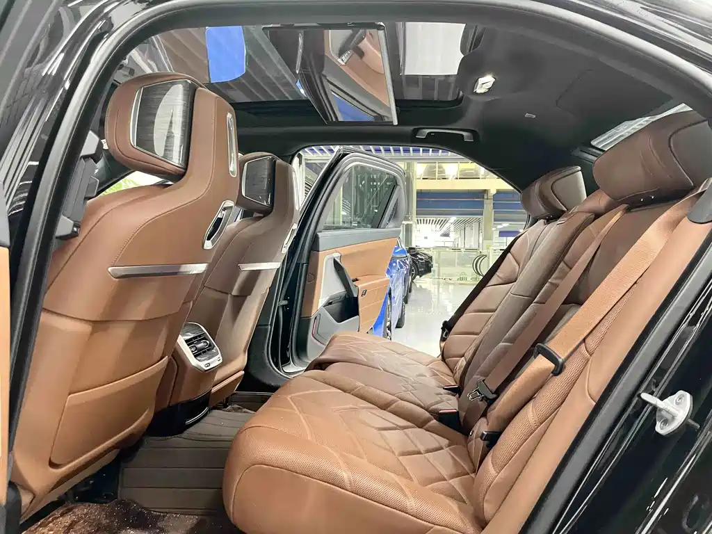 BMW 7 Series — миниатюра 8
