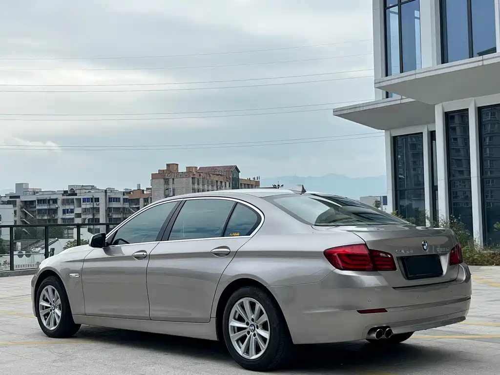 BMW 5 Series — миниатюра 8