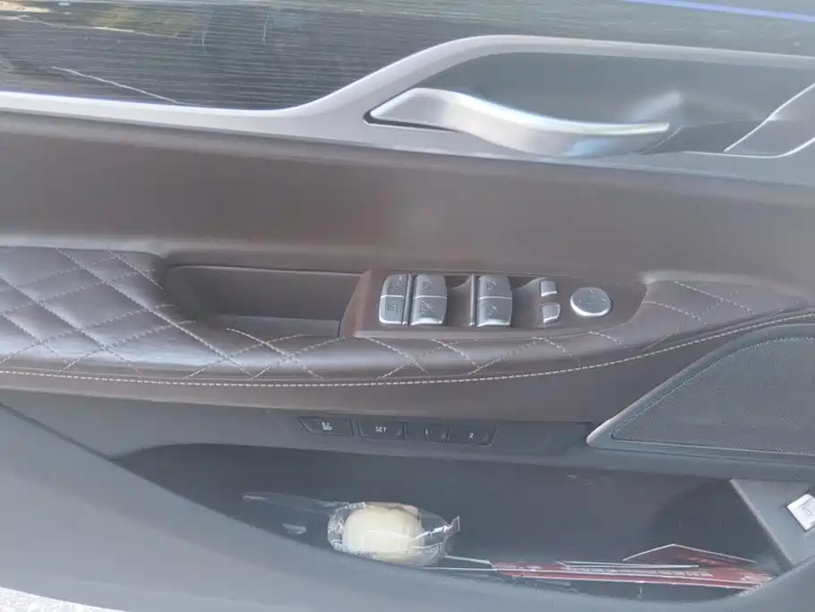 BMW 7 Series — миниатюра 7